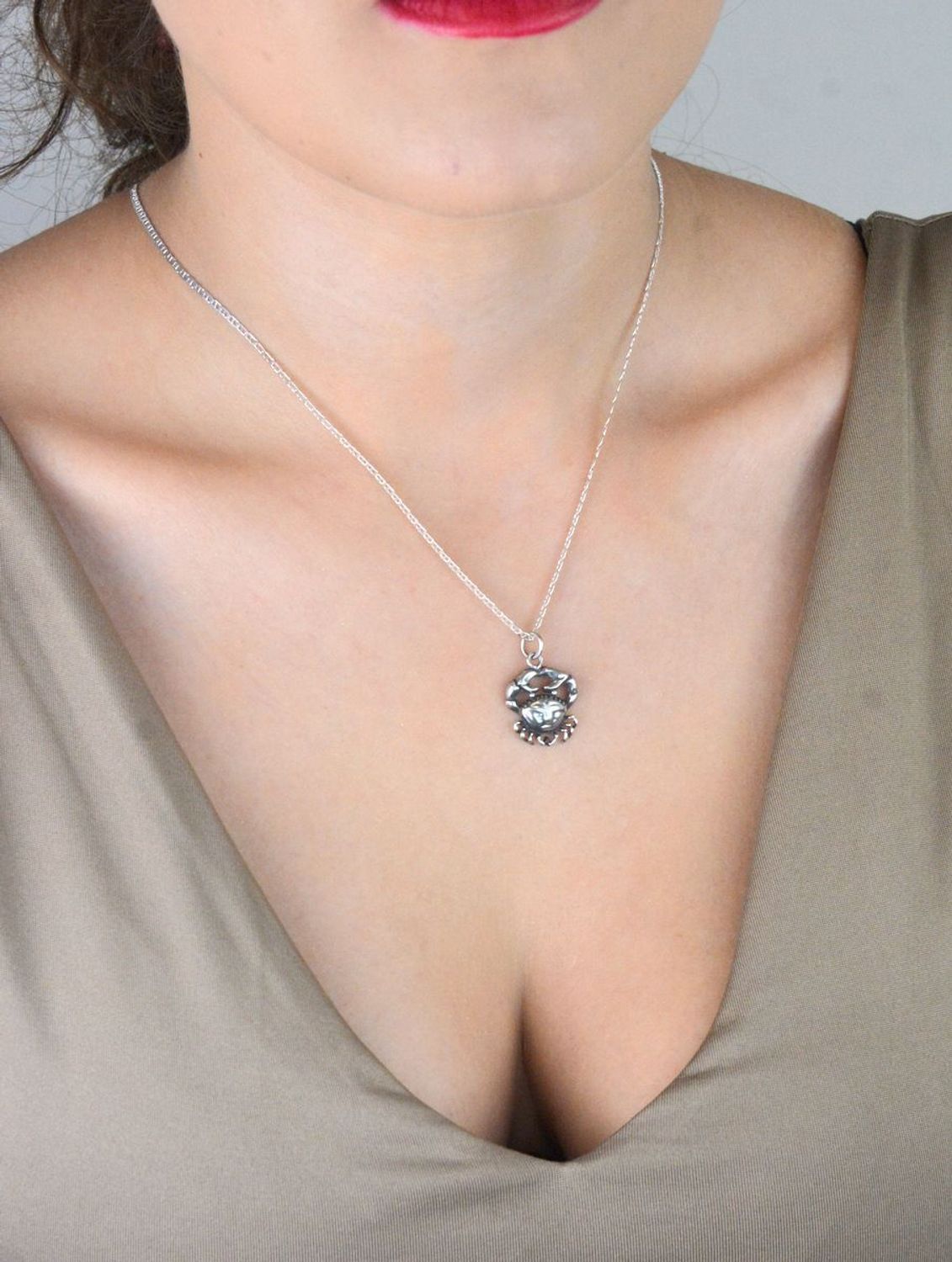 Srebrna zawieszka próba 925 w kształcie znaku zodiaku Rak, wymiary 2,0 cm x 1,7 cm, waga 1,80 g. Subtelna biżuteria z symboliką zodiaku.1.jpg